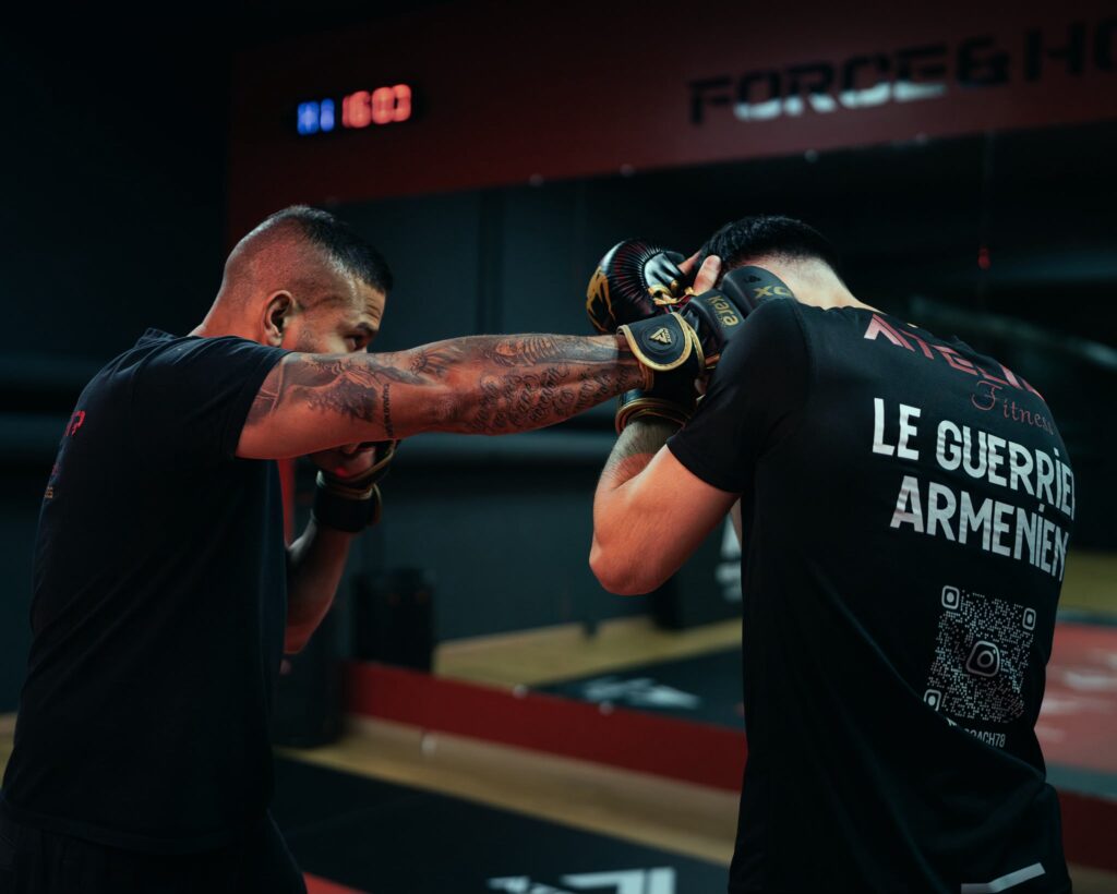 Ashley et Narek pendant un cours de boxe à Versailles à Atelier Fitness